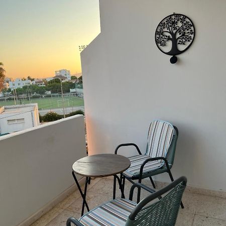 Tower Court Rooms Larnaca Esterno foto