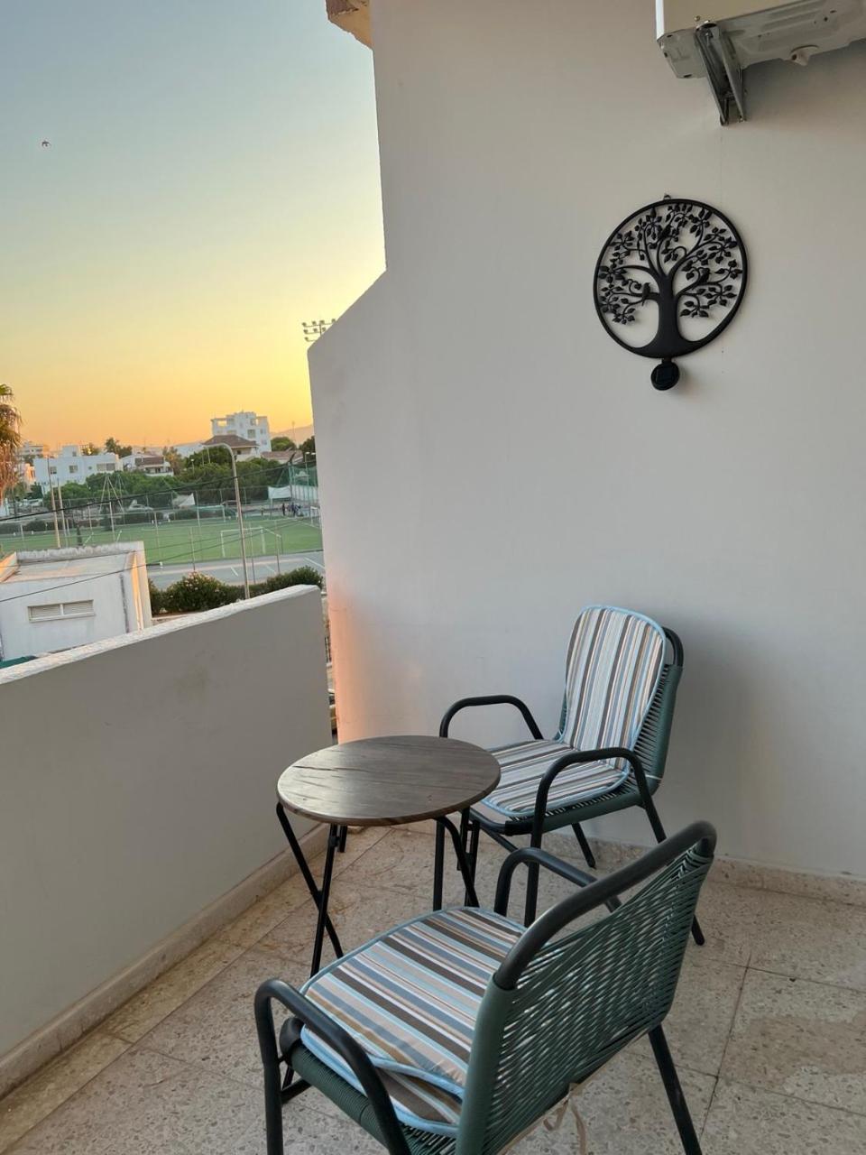 Tower Court Rooms Larnaca Esterno foto