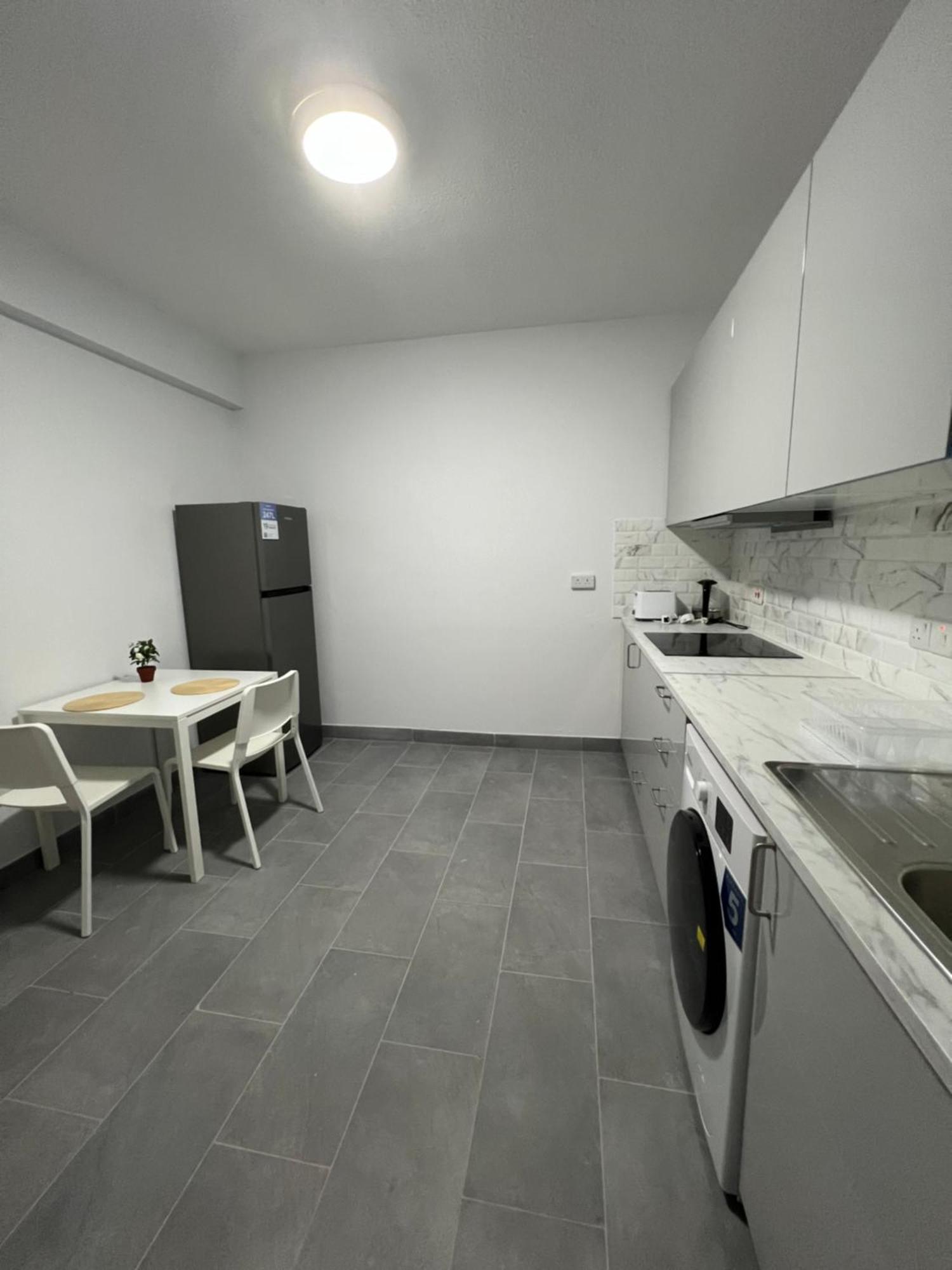 Tower Court Rooms Larnaca Esterno foto